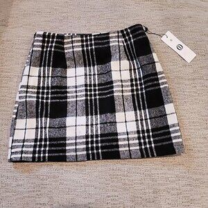 (i) Women's Mini Skirt Size Small Black And White Plaid Skirt A-137